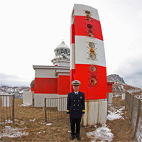 小樽海上保安部 石川武市次長、バックはダイヤフラムホーン方式の霧信号機