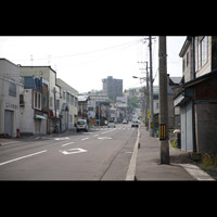 八間通りと思われる道路、現在は通称 桜陽通り