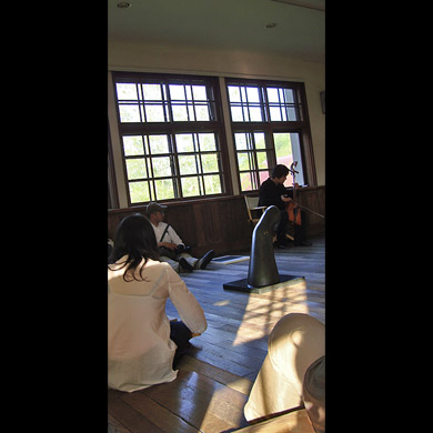 石川亨信凹版画展にて 演奏:嵯峨治彦(馬頭琴)、あらひろこ(カンテレ)