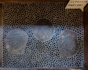 別館入口の洗い出しの床